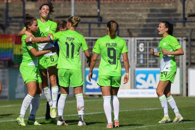 Fußball I Frauen I Saison 2023-2024 I DFB Pokal I 2. Runde I 1. FFC Turbine Potsdam - VfL Wolfsburg I 10.09.2023 Torjubel bei den Frauen des VfL Wolfsburg, nach dem erlösenden Tor zum 1:0 durch Lena Sophie Oberdorf (5, VfL Wolfsburg) jubeln Dominique Janssen (6, VfL Wolfsburg), Alexandra Popp (11, VfL Wolfsburg), Ewa Pajor (9, VfL Wolfsburg) und Maria-Joelle Wedemeyer (24, VfL Wolfsburg) Potsdam Karl-Liebknecht-Straße 90 Brandenburg Deutschland Copyright: xLobeca InesxHähnelx