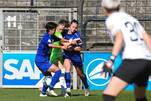 Fußball I Frauen I Saison 2023-2024 I DFB Pokal I 2. Runde I 1. FFC Turbine Potsdam - VfL Wolfsburg I 10.09.2023 Ewa Pajor (9, VfL Wolfsburg) wird von Mai Kyokawa (7, Turbine Potsdam) und Irena Kuznezov (4, Turbine Potsdam) in die Zange genommen. Vanessa Fischer (30, Torhüterin, Turbine Potsdam) beobachtet aufmerksam das Geschehen. Potsdam Karl-Liebknecht-Straße 90 Brandenburg Deutschland Copyright: xLobeca InesxHähnelx