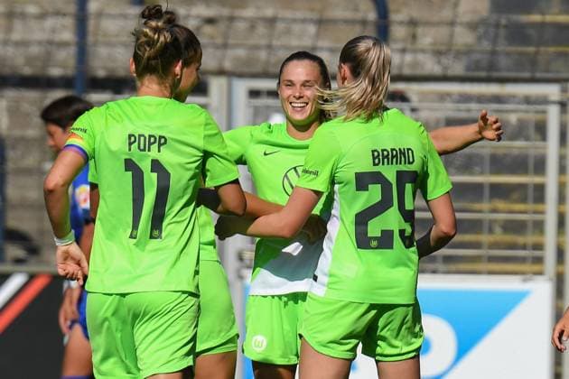 Fußball I Frauen I Saison 2023-2024 I DFB Pokal I 2. Runde I 1. FFC Turbine Potsdam - VfL Wolfsburg I 10.09.2023 Jule Brand (29, VfL Wolfsburg) feiert ihr Tor zum 2:0 mit Ewa Pajor (9, VfL Wolfsburg) und Alexandra Popp (11, VfL Wolfsburg) Potsdam Karl-Liebknecht-Straße 90 Brandenburg Deutschland Copyright: xLobeca InesxHähnelx