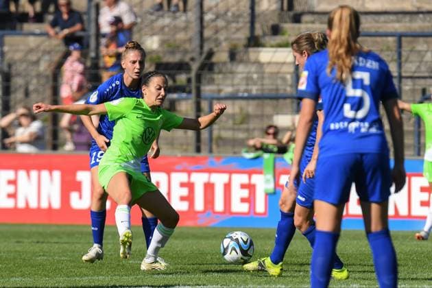Fußball I Frauen I Saison 2023-2024 I DFB Pokal I 2. Runde I 1. FFC Turbine Potsdam - VfL Wolfsburg I 10.09.2023 Maria-Joelle Wedemeyer (24, VfL Wolfsburg) im Kampf um den Ball mit Alisa Grincenco (19, Turbine Potsdam) und Bianca Schmidt (20, Turbine Potsdam) Potsdam Karl-Liebknecht-Straße 90 Brandenburg Deutschland Copyright: xLobeca InesxHähnelx