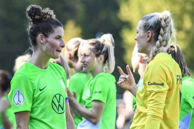 Fußball I Frauen I Saison 2023-2024 I DFB Pokal I 2. Runde I 1. FFC Turbine Potsdam - VfL Wolfsburg I 10.09.2023 Dominique Janssen (6, VfL Wolfsburg) nach dem Spiel im Austausch mit Merle Frohms (1, VfL Wolfsburg) Potsdam Karl-Liebknecht-Straße 90 Brandenburg Deutschland Copyright: xLobeca InesxHähnelx