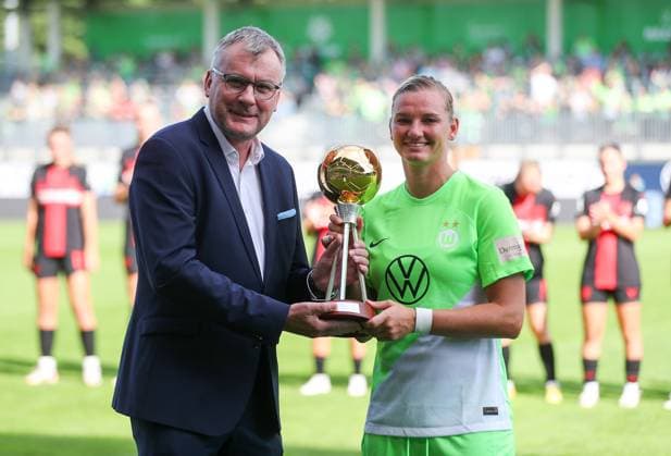 Bilder des Jahres 2023, Sport 09 September Sport Themen der Woche KW37 Sport Bilder des Tages VfL vs. Leverkusen, BL Frauen Wolfsburg, 17.09.2023, FUßBALL - VfL Wolfsburg vs. Bayer 04 Leverkusen, Google Pixel Frauen-Bundesliga, Saison 2023 24. Chefredakteur Jörg Jakob VfL Wolfsburgs Alexandra Popp die Trophäe zur Fußballerin des Jahres. Wolfsburg