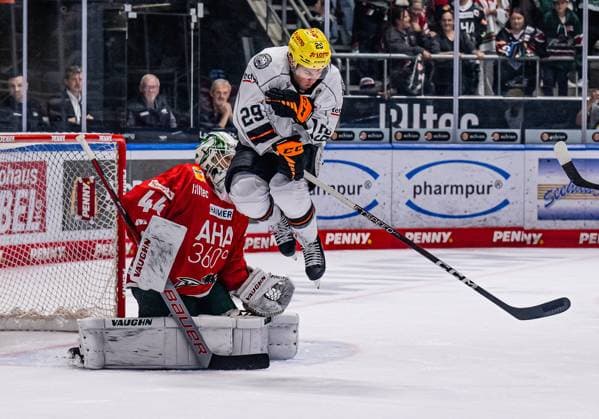 Bilder des Jahres 2023, Sport 09 September Sport Themen der Woche KW37 Sport Bilder des Tages Brett Breitkreuz (Loewen Frankfurt, 29) vor Dennis Endras (Torwart, Augsburger Panther, 44). Augsburger Panther gegen Loewen Frankfurt, Eishockey, DEL, 2. Spieltag, Saison 2023 2024, 17.09.2023. Augsburger Panther gegen Loewen Frankfurt, Eishockey, DEL, 2. Spieltag, Saison 2023 2024, 17.09.2023 Augsburg Copyright: xEibner-Pressefoto HeikexFeinerx EP_HFR