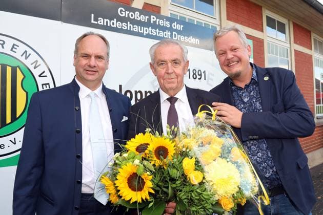 23.09.2023, Dresden, Sachsen, GER - Dresden, Dirk Hilbert, Oberbuergermeister der Stadt Dresden (links) und Albrecht Felgner (rechts) ehren Christoph Winkler. Galopprennbahn Dresden-Seidnitz. () 230923D521DRESDEN.JPG