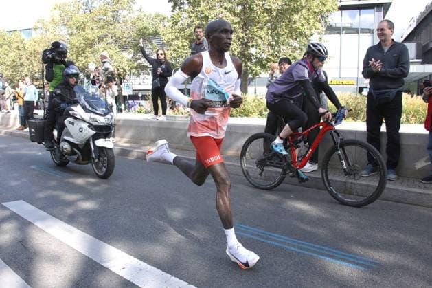 Bilder des Jahres 2023, Sport 09 September Sport Themen der Woche KW38 Sport Bilder des Tages DEU, Berlin Marathon 2023, 24.09.2023, Berlin, Berlin, DEU, Berlin Marathon 2023, im Bild der Sieger Eliud Kipchoge (KEN) , Tauentzien Str Foto: Juergen Engler nordphoto GmbH