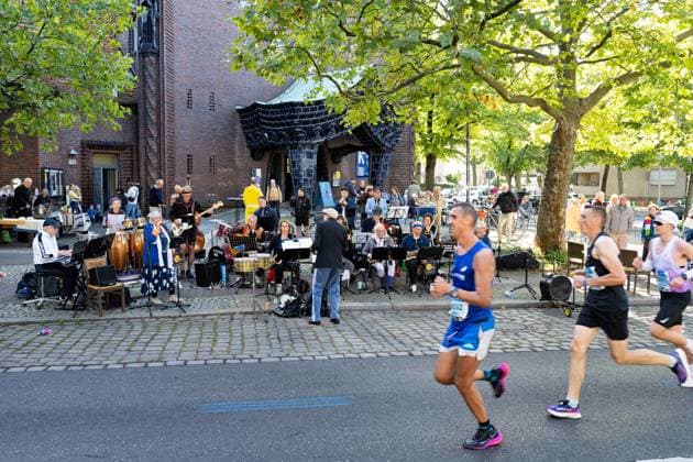 24.09.2023,Berlin,49. BMW BERLIN-MARATHON,Impressionen,Ortsteil Schmargendorf im Bezirk Wilmersdorf.Kilometer 30.Hohenzollerndamm.Flotte Live Musik an der Kreuzkirche