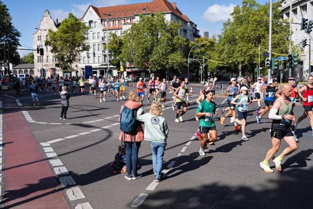 24.09.2023,Berlin,49. BMW BERLIN-MARATHON,Impressionen,Ortsteil Schmargendorf im Bezirk Wilmersdorf.Hohenzollerndamm.