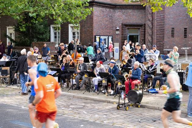 24.09.2023,Berlin,49. BMW BERLIN-MARATHON,Impressionen,Ortsteil Schmargendorf im Bezirk Wilmersdorf.Hohenzollerndamm.Flotte Live Musik an der Kreuzkirche