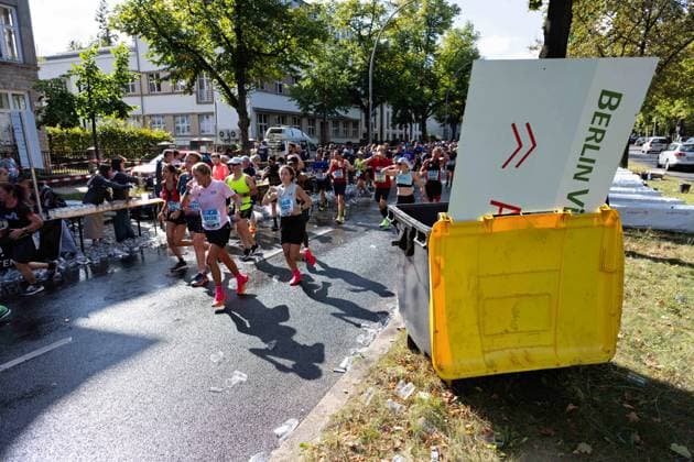 24.09.2023,Berlin,49. BMW BERLIN-MARATHON,Impressionen,Ortsteil Schmargendorf im Bezirk Wilmersdorf.Hohenzollerndamm.Kilometer 30