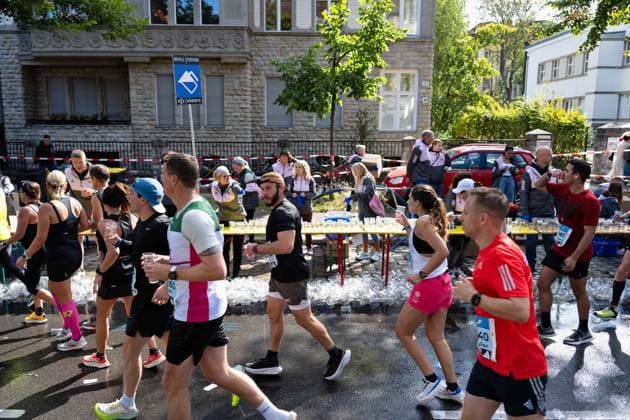 24.09.2023,Berlin,49. BMW BERLIN-MARATHON,Impressionen,Ortsteil Schmargendorf im Bezirk Wilmersdorf.Hohenzollerndamm.Kilometer 30