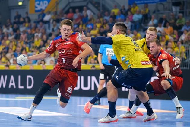 Elias Huber (HBW Balingen-Weilstetten, 07) im Zweikampf mit Jannik Kohlbacher (Rhein Neckar Loewen, 80), GER, Rhein Neckar Löwen vs. HBW Balingen-Weilstetten, Handball, DKB Handball Bundesliga, 07.Spieltag , Saison 2023 2024, 28.09.2023, GER, Rhein Neckar Löwen vs. HBW Balingen-Weilstetten, Handball, DKB Handball Bundesliga, 07. Spieltag, Saison 2023 2024, 28.09.2023 Mannheim Copyright: xEibner-Pressefotox EP_EER