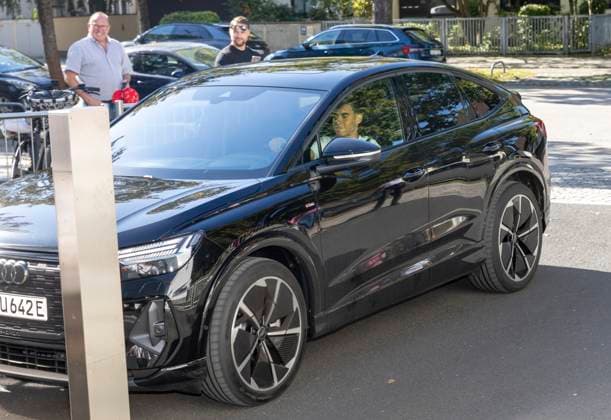 Jamal Musiala fährt mit seinem Audi in die Tiefgarage Geheimtraining des FC Bayern München an der Säbener Strasse in München Datum: 28.09.2023