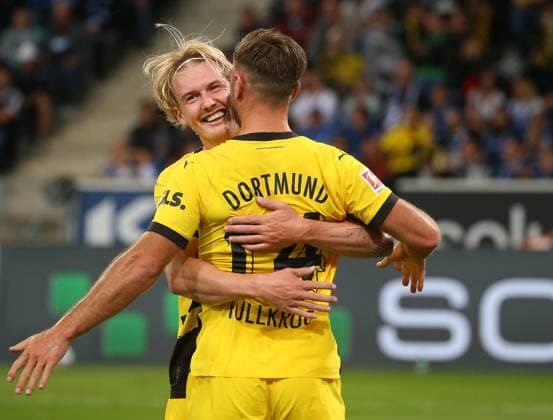 Sport Bilder des Tages 29.09.2023, Deutschland, Sinsheim, Fußball Bundesliga, Saison 2023 2024, TSG 1899 Hoffenheim vs. Borussia Dortmund, v.l. Julian Brandt freut sich mit den Torschützen Niclas Füllkrug über das Tor zum 0:1 Gemäß den Vorgaben der DFL Deutsche Fußball Liga ist es untersagt, in dem Stadion und oder vom Spiel angefertigte Fotoaufnahmen in Form von Sequenzbildern und oder videoähnlichen Fotostrecken zu verwerten bzw. verwerten zu lassen.