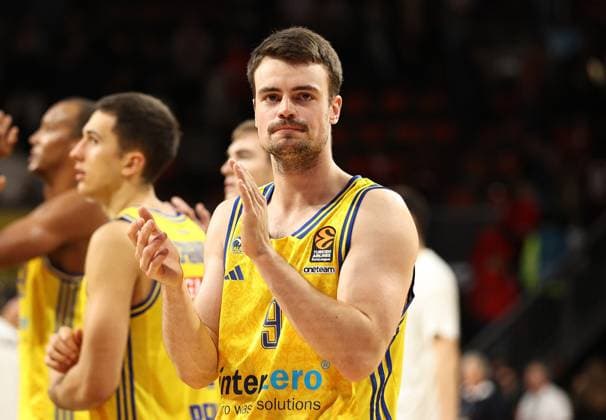Jonas Mattisseck (ALBA Berlin, 9) applaudiert den mitgereisten Fans. GER, FC Bayern Basketball vs. ALBA Berlin, EuroLeague, 1. Spieltag, Saison 2023 2024, 05.10.2023, GER, FC Bayern Basketball vs. ALBA Berlin, EuroLeague, 1. Spieltag, Saison 2023 2024, 05.10.2023, Muenchen Copyright: xEibner-Pressefoto MarcelxEngelbrechtx EP_MET