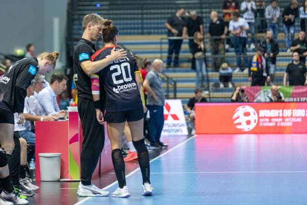 Markus Gaugisch (Deutschland , Bundestrainer), Emily Boelk (Deutschland , 20) GER, Deutschland gegen Ukraine, Handball, EM Qualifikation, WOMEN S EHF EURO 2024 QUALIFIERS, 12.10.2023, GER, Handball EURO 2024 Qualifikationsspiel Deutschland (GER) gegen Ukraine (UKR), WOMEN S EHF EURO 2024 QUALIFIERS 12.10.2023, Location: Buderus Arena in Wetzlar Foto: Gerhard Wingender Wetzlar Copyright: xEibner-Pressefotox xGerhardxWingenderx EP_GWR