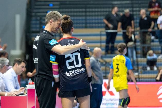 Markus Gaugisch (Deutschland , Bundestrainer) im Gespräch mit Emily Boelk (Deutschland , 20) GER, Deutschland gegen Ukraine, Handball, EM Qualifikation, WOMEN S EHF EURO 2024 QUALIFIERS, 12.10.2023, GER, Handball EURO 2024 Qualifikationsspiel Deutschland (GER) gegen Ukraine (UKR), WOMEN S EHF EURO 2024 QUALIFIERS 12.10.2023, Location: Buderus Arena in Wetzlar Foto: Gerhard Wingender Wetzlar Copyright: xEibner-Pressefotox xGerhardxWingenderx EP_GWR
