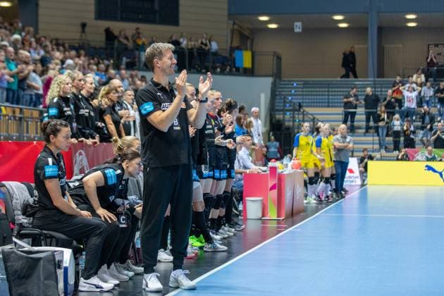 Markus Gaugisch (Deutschland , Bundestrainer) klatscht seiner Mannschaft nach dem Sieg gegen die Ukraine Beifall. GER, Deutschland gegen Ukraine, Handball, EM Qualifikation, WOMEN S EHF EURO 2024 QUALIFIERS, 12.10.2023, GER, Handball EURO 2024 Qualifikationsspiel Deutschland (GER) gegen Ukraine (UKR), WOMEN S EHF EURO 2024 QUALIFIERS 12.10.2023, Location: Buderus Arena in Wetzlar Foto: Gerhard Wingender Wetzlar Copyright: xEibner-Pressefotox xGerhardxWingenderx EP_GWR