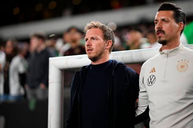 Sport Bilder des Tages 18.10.2023, Fussball Nationalteams Freundschaftsspiele 2023, Länderspiel, Mexico - Deutschland, im Lincoln Financial Field (Philadelphia, PA), v.li: Bundestrainer Julian Nagelsmann (Deutschland) und Co-Trainer Sandro Wagner (Deutschland) bei der Hymne.