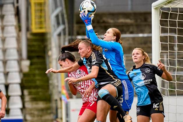 Bilder des Jahres 2023, Sport 10 Oktober Sport Themen der Woche KW42 Kristin Krammer (25, 1. FC Nürnberg FCN ) am Ball - Nadja Burkard (22, 1. FC Nürnberg FCN ) Svenja Fölmli ( 17 , SC Freiburg ) 21.10.2023 - Fussball - Saison 2023 2024 - 1. Frauen - Fussball - Bundesliga - 05. Spieltag: SC Freiburg - 1. FC Nürnberg FCN ( Club ) - Sportfoto Zink PeKo - xpexkox -