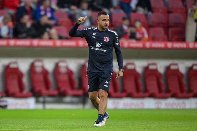 Fußball, 1. Bundesliga, 20231021, FSV Mainz 05 - FC Bayern München. Im Bild Co-Trainer des FSV Mainz 05 Babak KEYHANFAR Aufwärmen hebt Daumen. Mainz MEWA Arena Rheinland-Pfalz Deutschland Copyright: Passion2Press MarkusxFischerx