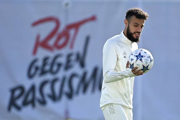 Bilder des Jahres 2023, Sport 10 Oktober Sport Themen der Woche KW43 Sport Bilder des Tages Noussair Mazraoui (Bayern Muenchen) vor Transparent ROT GEGEN RASSISMUS: Aktion,Einzelbild,angeschnittenes Einzelmotiv,Halbfigur,halbe Figur. Abschlusstraining FC Bayern vor dem CL Spiel gegen Galatasaray Istanbul am 23.10.2023,