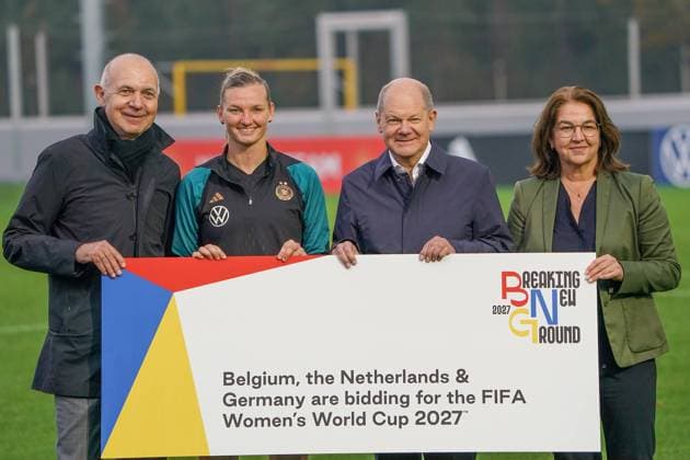 Bilder des Jahres 2023, Sport 10 Oktober Sport Themen der Woche KW43 Sport Bilder des Tages Bundeskanzler Olaf Scholz (SPD) besucht das Training der Frauennationalmannschaft und macht Werbung für die gemeinsame Ausrichtung der WM 2027 mit Belgien und den Niederlanden mit DFB-Präsident Bernd Neuendorf, Kapitän Alexandra Popp und DFB Vizepräsidentin Frauen Heike Ulrich - 24.10.2023: Bundeskanzler Olaf Scholz (SPD) besucht das Training der Frauen-Nationalmannschaft, DFB-Campus Frankfurt