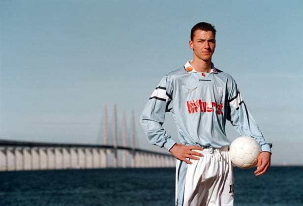 MALMÖ 2000-03-17 Hemma hos Zlatan Ibrahimovic Malmö FF. Zlatan trixar med en fotboll framför Öresundsbron. Malmö Sverige svenska kändisar x2512x Copyright: xKristerxHansson Aftonbladet TTx