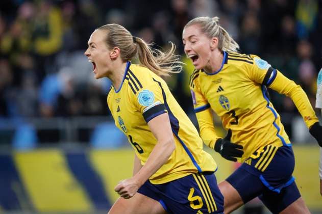 Bilder des Jahres 2023, Sport 10 Oktober Sport Themen der Woche KW43 GÖTEBORG 20231027 Sveriges Magdalena Eriksson ( 6) jublar med Linda Sembrant efter att ha nickat in 1-0 under fredagens fotbollsmatch i Nations League, damer, division A, grupp 4 mellan Sverige och Schweiz pa Gamla Ullevi. GÖTEBORG SVERIGE x9200x
