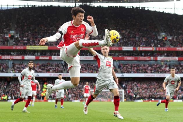 Bilder des Jahres 2023, Sport 10 Oktober Sport Themen der Woche KW43 Sport Bilder des Tages Arsenal v Sheffield United 28 October 2023 London, Premier League, Arsenal v Sheffield United - Takehiro Tomiyasu of Arsenal leaps to volley the ball. (Photo by Mark Leech). London UK Copyright: xMarkxLeechxOffside