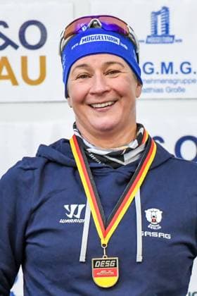 EISSCHNELLLAUF - PECHSTEIN Claudia (EJB) bei der Siegerehrung der Deutschen Meisterschaft Einzelstrecken Eisschnelllauf über 5.000m incl. int. Invitation Race in Inzell am 28.10.2023, Deutschland, Oberbayern, Traunstein Inzell Max-Aicher-Arena Oberbayern Deutschland