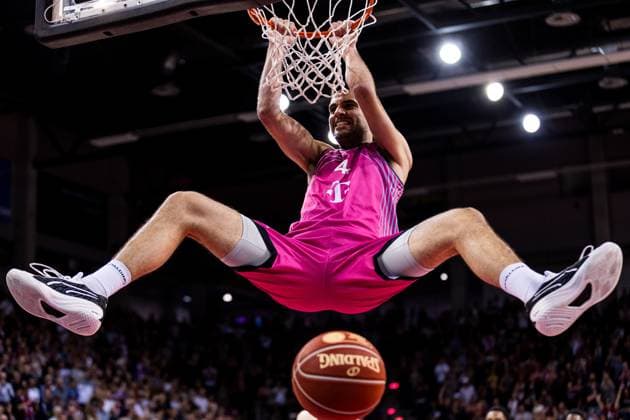 Bilder des Jahres 2023, Sport 10 Oktober Sport Themen der Woche KW43 Sport Bilder des Tages easyCredit Basketball Bundesliga: Telekom Baskets Bonn - Hakro Merlins Crailsheim; 29.10.2023 Glynn Watson (Telekom Baskets Bonn, 4) dunkt easyCredit Basketball Bundesliga: Telekom Baskets Bonn - Hakro Merlins Crailsheim, Bonn, Telekom Dome am 29.10.2023 Copyright: xBEAUTIFULxSPORTS Wunderlx