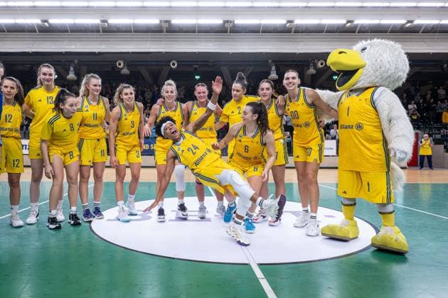 Bilder des Jahres 2023, Sport 10 Oktober Sport Themen der Woche KW43 Sport Bilder des Tages Basketball Berlin 29.10.2023 Saison 2023 2024 1. Bundesliga DBBL Alba Berlin - Eisvögel Freiburg Jubel Alba Team nach Sieg