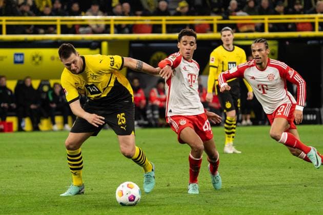 GER, 1.FBL, Borussia Dortmund vs FC Bayern München Muenchen 04.11.2023, Signal Iduna Park, Dortmund, GER, 1.FBL, Borussia Dortmund vs FC Bayern München Muenchen Im Bild: Zweikampf zwischen Niklas Süle (BV Borussia Dortmund, 25) und Jamal Musiala (FC Bayern München Muenchen, 42)