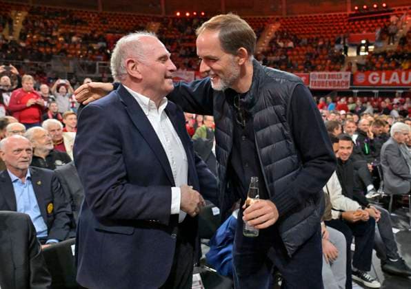 Bilder des Jahres 2023, Sport 11 November Sport Themen der Woche KW45 12.11.2023, Fussball 1. Bundesliga 2023 2024, FC Bayern München, Jahreshauptversammlung 2023 im AUDI-Dome München. v.l. Ehren-Präsident und Aufsichtsratsmitglied Uli Hoeneß (FC Bayern, Hoeness) und Trainer Thomas Tuchel (FC Bayern München) begrüßen sich herzlich