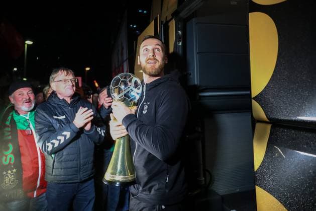Bilder des Jahres 2023, Sport 11 November Sport Themen der Woche KW46 Sport Bilder des Tages 13.11.2023, xtgx, Handball, IHF Super Globe, Empfang Club-Weltmeister SC Magdeburg emspor v.l. Christian O Sullivan (Magdeburg, 24) mit dem Pokal Magdeburg