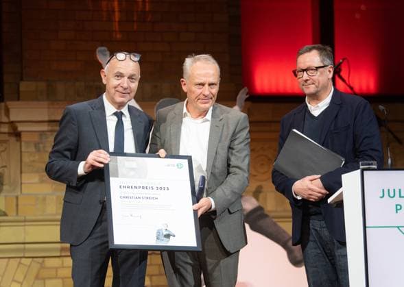 Bilder des Jahres 2023, Sport 11 November Sport Themen der Woche KW46 Sport Bilder des Tages Fussball, Saison 2023 2024, Verleihung des Julius Hirsch Preises in der Hauptstadtrepräsentanz der Deutschen Telekom, v. l. Präsident Bernd Neuendorf (Deutscher Fußball-Bund), Trainer Christian Streich (SC Freiburg) erhielt den Ehrenpreis, Schauspieler Matthias Brandt hielt die Laudatio auf den Ehrenpreisträger, 13.11. 2023, Copyright: xSebastianxRäppold MatthiasxKochx