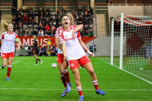 Bilder des Jahres 2023, Sport 11 November Sport Themen der Woche KW46 Sport Bilder des Tages Jubel nach dem Tor zum 1:0 durch Jovana Damnjanovic (FC Bayern Muenchen, 09), jubelt mit Linda Dallmann (FC Bayern Muenchen, 10), FC Bayern Muenchen vs.AS Rom, Fussball UEFA Women s Champions League, Gruppenrunde 1. Spieltag, Saison 23 24, 15.11.2023; FC Bayern Muenchen vs.AS Rom, Fussball UEFA Women s Champions League, Gruppenrunde 1. Spieltag, Saison 23 24, 15.11.2023 Muenchen Copyright: xEibner-Pressefoto JennixMaulx EP_JML