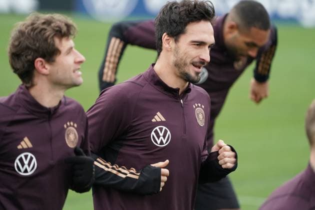 Mats Hummels (Deutschland Germany) erstmals im Training dabei mit Thomas Müller (Deutschland Germany) - 16.11.2023: Training Deutsche Nationalmannschaft, DFB-Campus Frankfurt