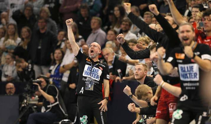 Bilder des Jahres 2023, Sport 11 November Sport Themen der Woche KW46 Sport Bilder des Tages photo : Jubel bei Trainer Stefan Madsen ( Aalborg ) Handball Herren Do. 16.11.2023 Championsleague Mens EHF Champions LEAGUE Group Stage Thu. 23-11-16 THW Kiel - Aalborg Handbold 18 - 27