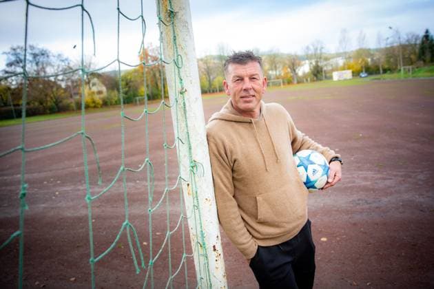 Bilder des Jahres 2023, Sport 11 November Sport Themen der Woche KW46 Sport Bilder des Tages Jena , 161123 , Ex-Nationalspieler Bernd Schneider in Jena am Sportplatz rote Erde zumk 50. Geburtstag