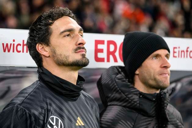 v.l. Mats Hummels (Deutschland, 05), Thomas Mueller (Deutschland, 25), auf der Bank, waehrend der Nationalhymne, GER, Berlin, Deutschland vs Tuerkei, Laenderspiel, Nationalmannschaft, DFB Team, Spielzeit 2023 2024, 18.11.23, DFL REGULATIONS PROHIBIT ANY USE OF PHOTOGRAPHS AS IMAGE SEQUENCES AND OR QUASI-VIDEO, GER, Berlin, Freundschaftsspiel, Deutschland vs Tuerkei, Laenderspiel, Spielzeit 2023 2024, 18.11.23 Berlin Copyright: xUwexKoch Eibner-Pressefotox EP_UKH