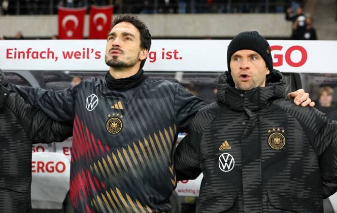 Deutschland - Tuerkei 18.11.2023 Berlin, 18.11.2023, Fussball, Olympiastadion, Länderspiel , Deutschland GER vs. Türkei TUR 2:3 (1:2) , Im Bild von links; Mats Hummels ( 5, D), Thomas Müller Mueller ( 13, D). , Nur zur redaktionellen Nutzung! . , Gemäß den Vorgaben der DFB Deutscher Fussballbund ist es untersagt, in dem Stadion und oder vom Spiel angefertigte Fotoaufnahmen in Form von Sequenzbildern und oder videoähnlichen Fotostrecken zu verwerten bzw. verwerten zu lassen. ,