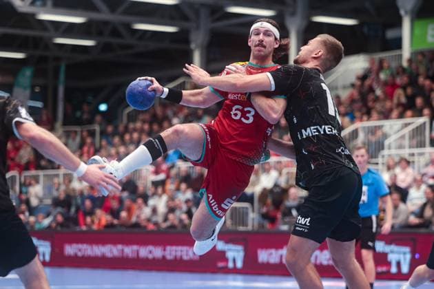 Bilder des Jahres 2023, Sport 11 November Sport Themen der Woche KW47 Sport Bilder des Tages 24.11.2023, Handball, Saison 2023 2024, 2. Bundesliga, HBL, Liqui Moly HBL, 13. Spieltag, TUSEM Essen - Eulen Ludwigshafen, v. l. Julius Rose (TuSEM Essen), Julius Meyer-Siebert (Eulen Ludwigshafen), Essen Am Hallo NRW Deutschland xRHR-FOTO DEx Copyright: DennisxEwert RHR-FOTOx RHR-FOTO DE