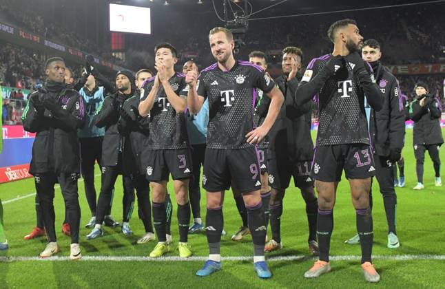 Bilder des Jahres 2023, Sport 11 November Sport Themen der Woche KW47 Sport Bilder des Tages 24.11.2023, xblx, Fussball 1.Bundesliga, 1.FC Koeln - FC Bayern München emspor, v.l. bayern feiert feiern den Sieg mit den Fans (DFL DFB REGULATIONS PROHIBIT ANY USE OF PHOTOGRAPHS as IMAGE SEQUENCES and or QUASI-VIDEO) Koeln