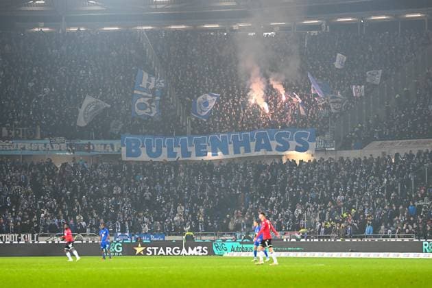 Bilder des Jahres 2023, Sport 11 November Sport Themen der Woche KW47 Sport Bilder des Tages 2. Bundesliga - Hannover 06 - Hertha BSC Berlin am 24.11.2023 in der HDI Arena in Hannover Bengalisches Feuer und ein Banner mit BULLENHASS