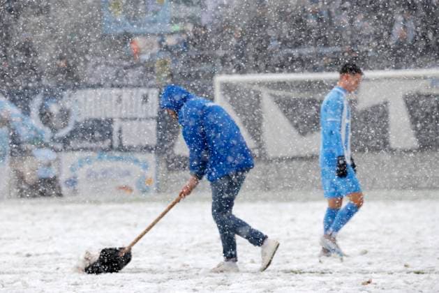 Bilder des Jahres 2023, Sport 11 November Sport Themen der Woche KW47 Sport Bilder des Tages CFC vs FC Viktoria 1889 Berlin 25.11.2023, Chemnitz, Stadion an der Gellertstrasse, Fussball,Regionalliga Nordost 2023 2024, 15. Spieltag, CFC CFC vs FC Viktoria 1889 Berlin Technische Mitarbeiter des CFC schippen Schnee, um das Spielfeld bespielbar zu machen. Chemnitz Sachsen BRD