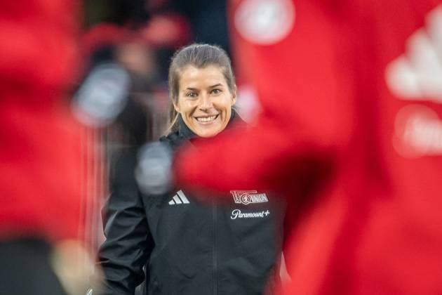 Bilder des Jahres 2023, Sport 11 November Sport Themen der Woche KW47 Sport Bilder des Tages 1. Fussball Bundesliga, 1. FC Union Berlin vs FC Augsburg. Berlin, 25.11.2023 Marie Louise Eta (Interims Co Trainerin 1. FC Union Berlin) 1. Fussball Bundesliga, 1. FC Union Berlin vs FC Augsburg, Stadion An der Alten Försterei, Berlin 25.11.2023 DFL REGULATIONS PROHIBIT ANY USE OF PHOTOGRAPHS AS IMAGE SEQUENCES AND OR QUASI-VIDEO. Copyright: xBEAUTIFULxSPORTS LucianoxLimax