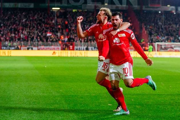 Bilder des Jahres 2023, Sport 11 November Sport Themen der Woche KW47 Sport Bilder des Tages 25.11.2023, xfrx, Fussball 1.Bundesliga, Union Berlin - FC Augsburg emspor, v.l. Benedict Hollerbach (Union Berlin),Kevin Volland (Union Berlin) celebrate the goal,Torjubel zum 1:1 (DFL DFB REGULATIONS PROHIBIT ANY USE OF PHOTOGRAPHS as IMAGE SEQUENCES and or QUASI-VIDEO) Berlin