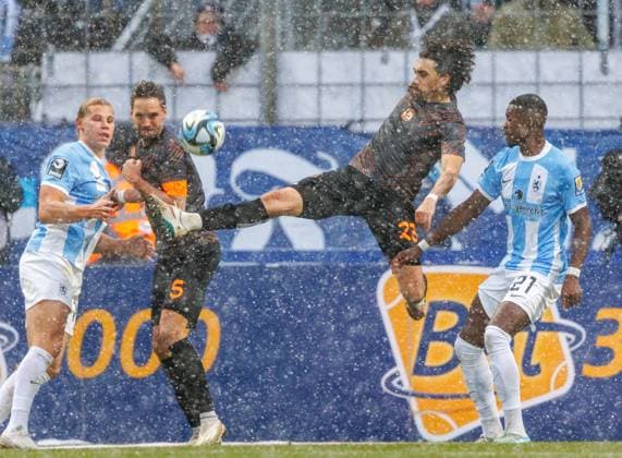 Bilder des Jahres 2023, Sport 11 November Sport Themen der Woche KW47 Unterhachings 23 Markus SCHWABL. Fussball, 1860 Muenchen - Unterhaching, 25.11.2023. 3.Fußball Liga, TSV 1860 München - SpVgg Unterhaching 0:1, 16 Spieltag, Saison 2023-2024 in Muenchen, S T A D I O N A N D E R G R U E N W A L D E R S T R A S S E, Deutschland. Quelle Copyright Credit : Oryk HAIST
