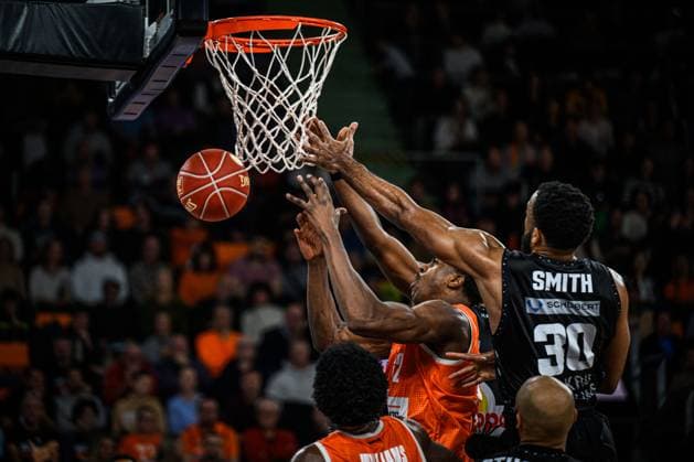 Bilder des Jahres 2023, Sport 11 November Sport Themen der Woche KW47 Sport Bilder des Tages 25.11.2023, ratiopharm Arena, Germany, Neu Ulm, ratiopharm ulm vs Hakro Merlins Crailsheim - Basketball Bundesliga, Georginho de Paula (ratiopharm ulm) und Galin Smith (Hakro Merlins Crailsheim) im Zweikampf (Foto H. Langer) ratiopharm Arena Neu Ulm Germany